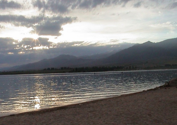 спокойные воды озера в киргизии спокойные воды озера в киргизии