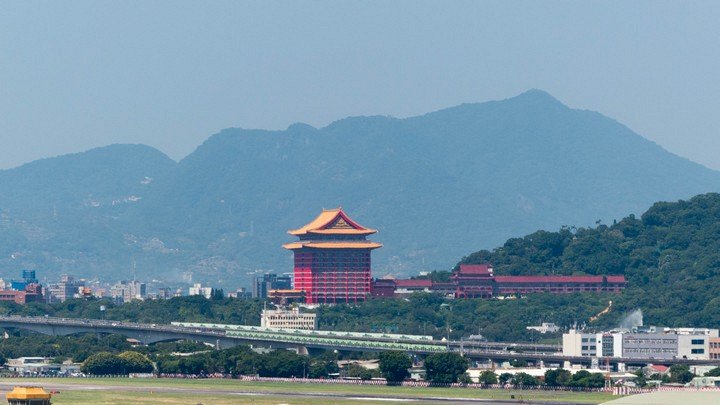 вид на отель издалека вид на отель издалека