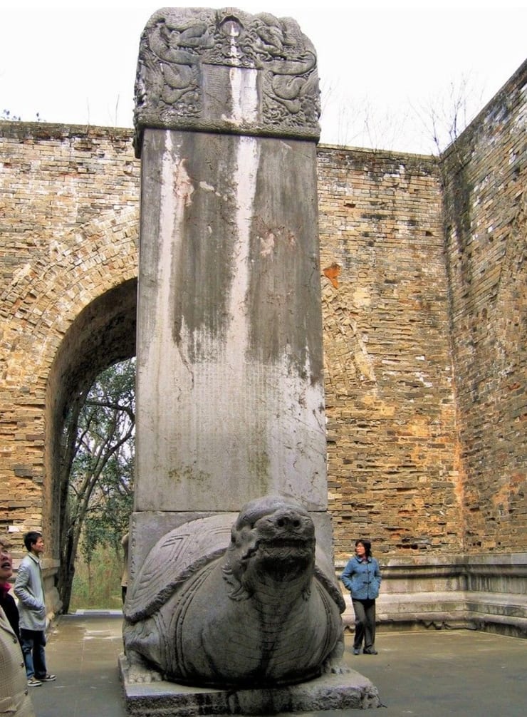 статуя на территории комплекса