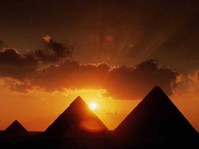 пирамида на фоне заката