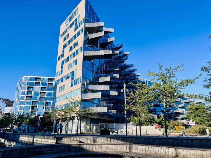 дом, играющий с формой