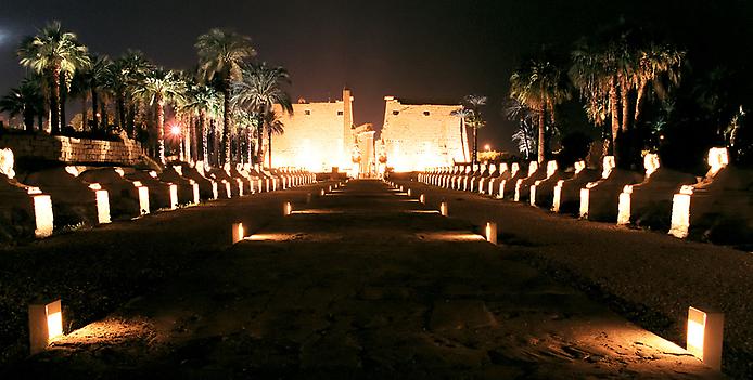 Луксорский храм ночью