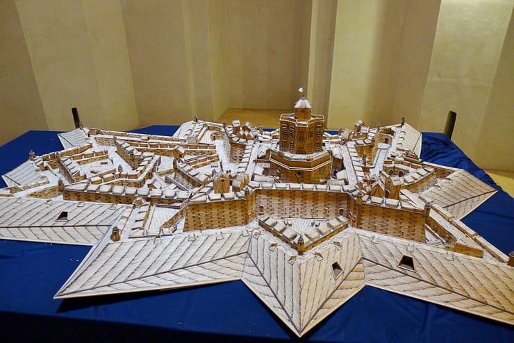 макет неприступной крепости