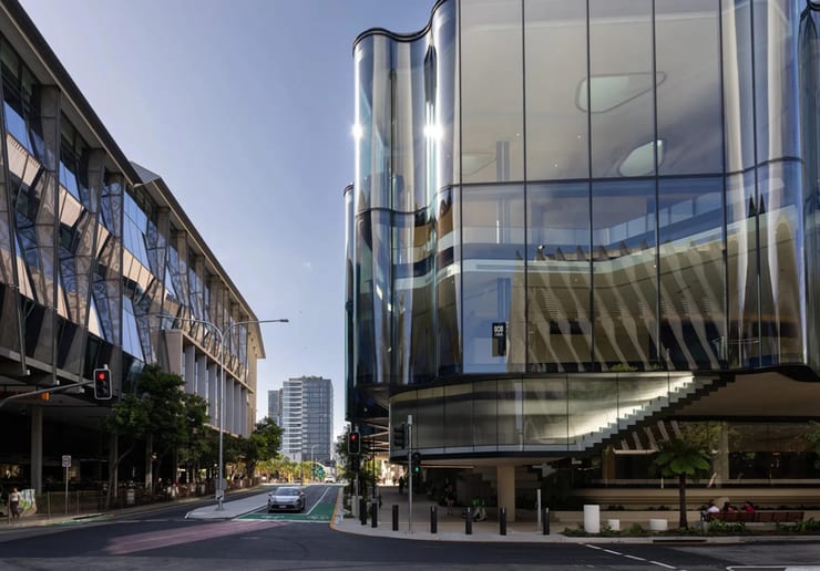 необычный стеклянный фасад