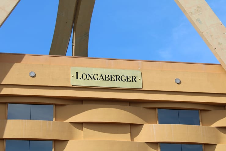 табличка с названием фирмы на доме