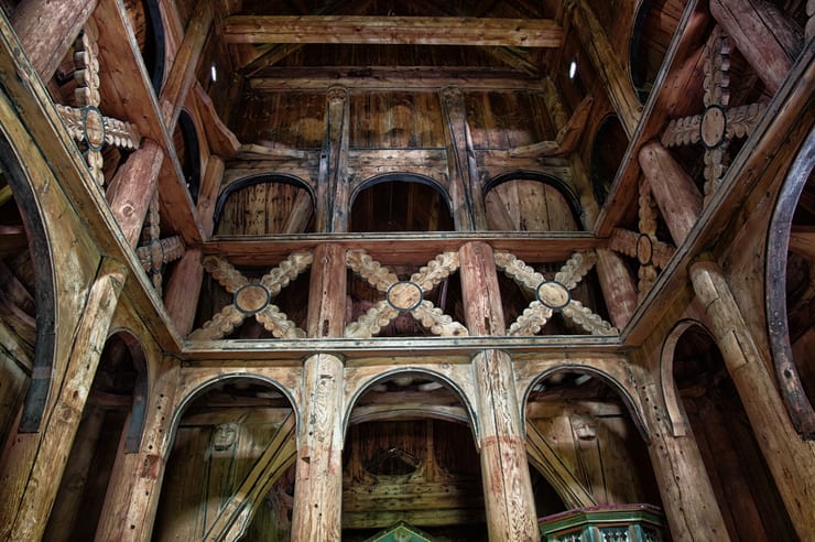 внутри деревянного храма