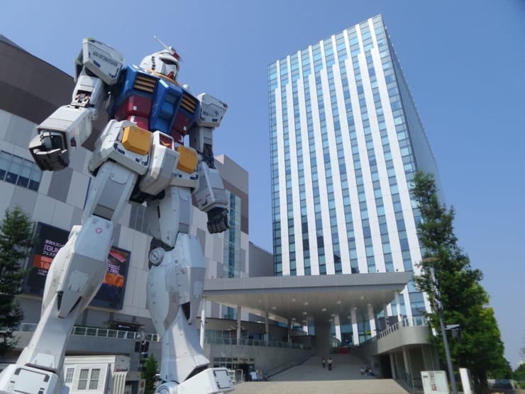 робот гандам-памятник