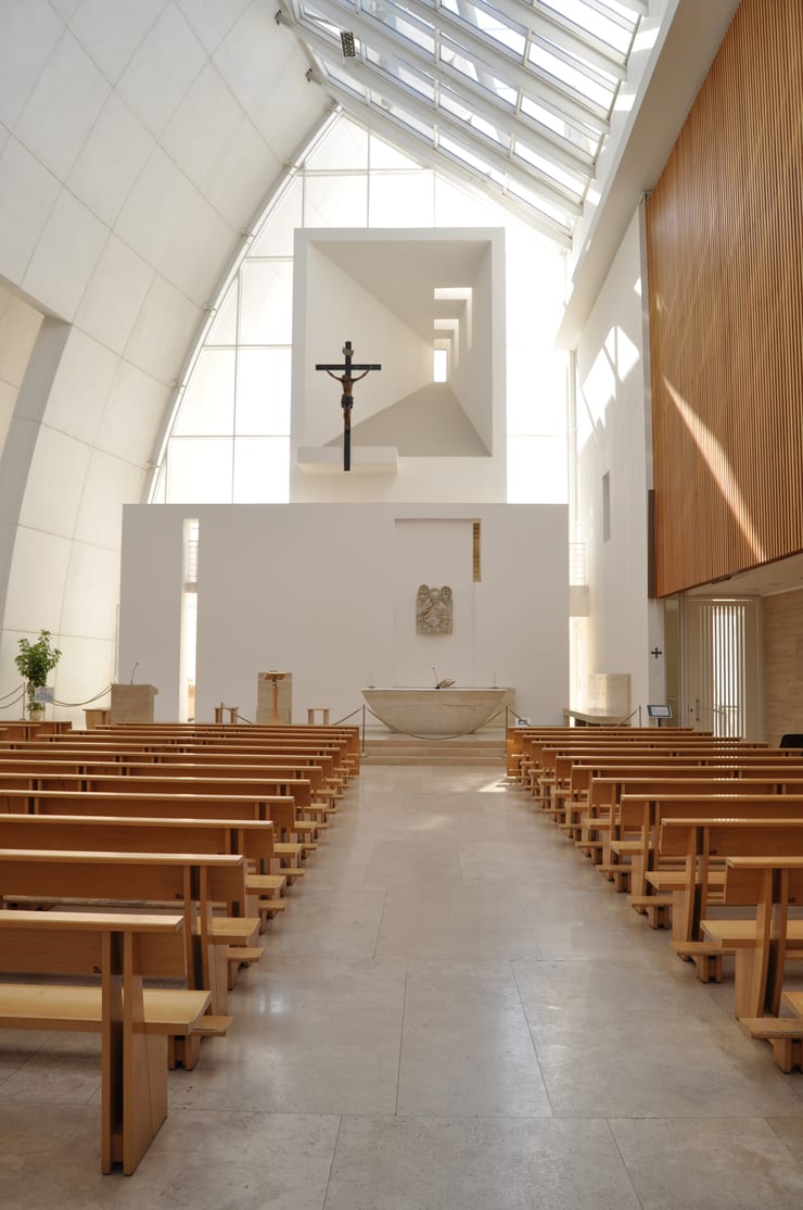 внутри необычной римской церкви