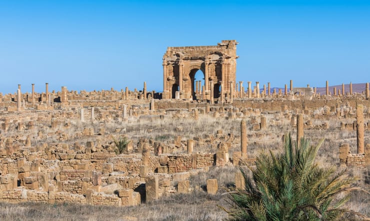 сохранившаяся арка древних руин