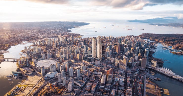 вид на бухту ванкувера с новыми небоскребами