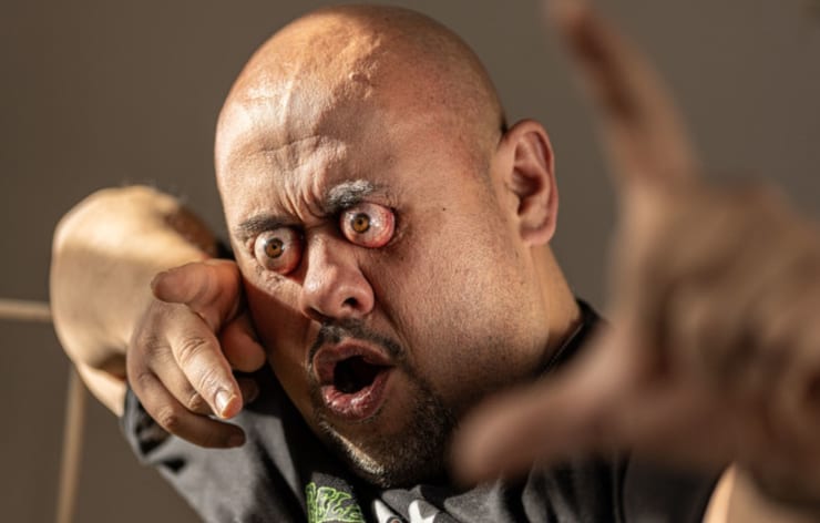 человек выкатывающий глаза