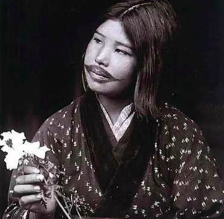 девушка с татуированными губами