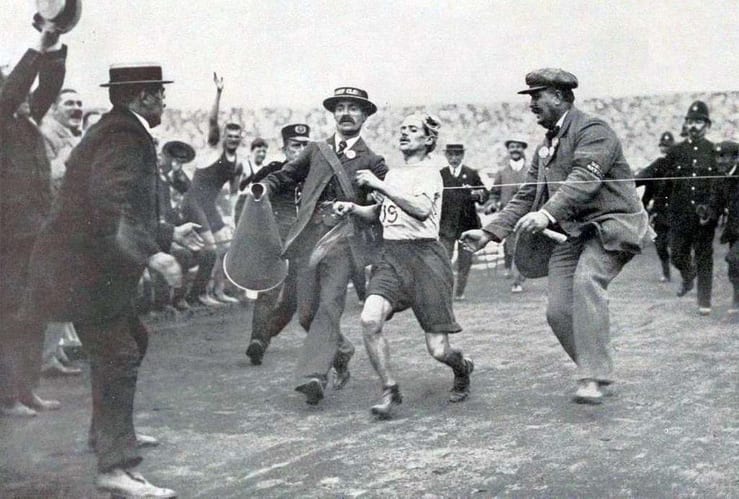 Дорандо Петри пересекает финишную линию