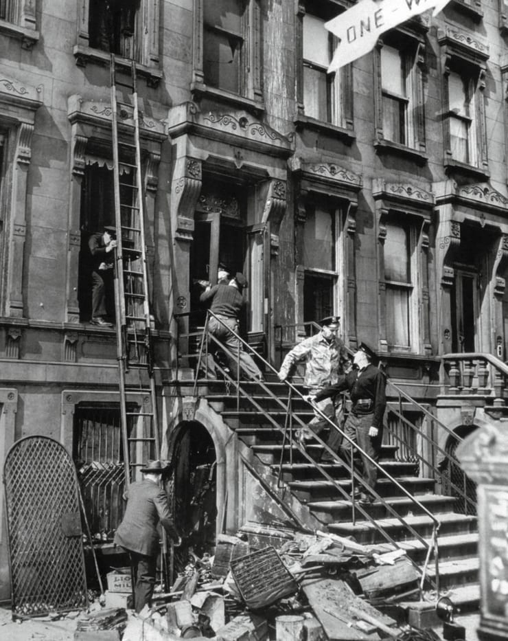 взлом двери в доме братьев