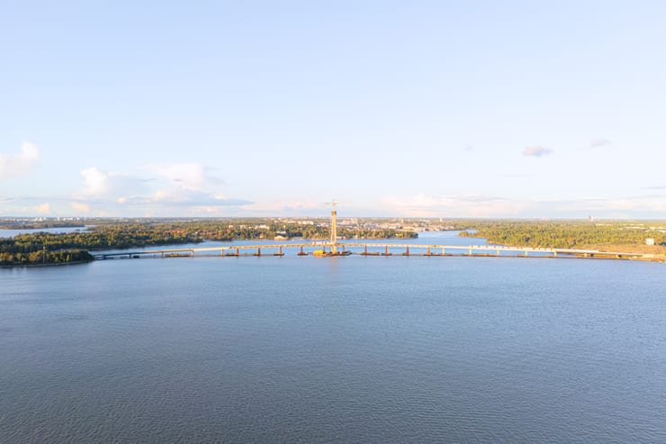 вид на мост издалека