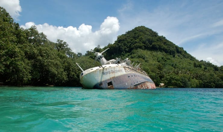 корабль лежит на боку