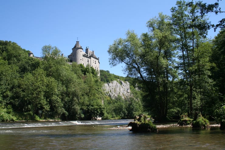 лес, река и замок