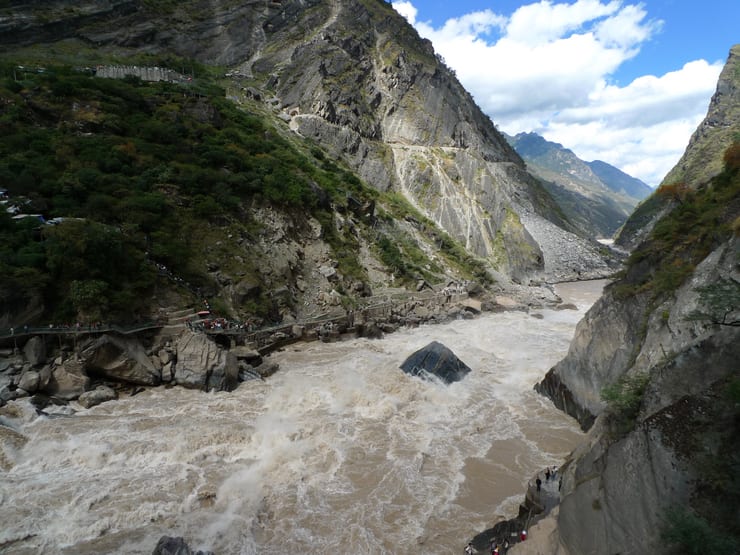 бурные потоки воды в ущелье