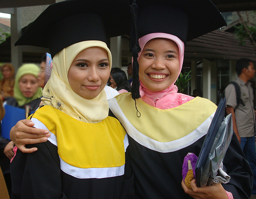 женщина в хиджабе в городской среде