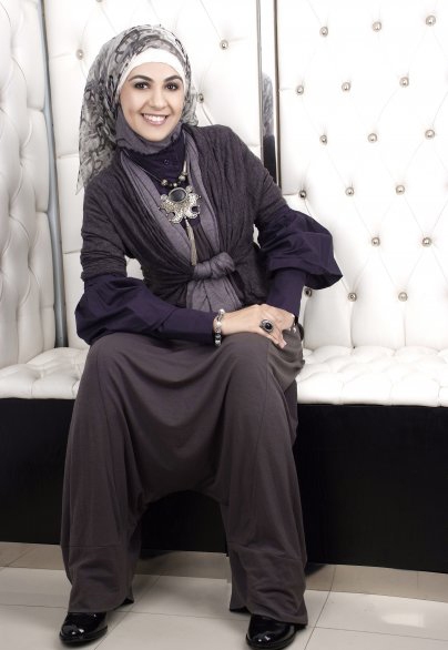 девушка в платке в повседневной обстановке