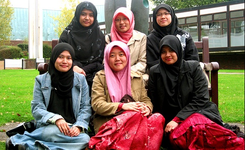 женщина в хиджабе в спокойной обстановке