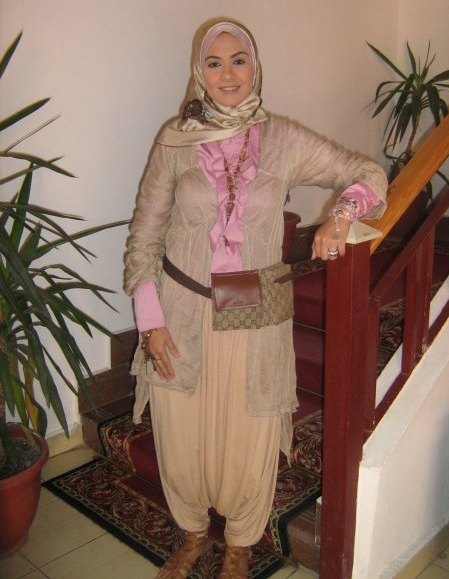 женщина в хиджабе на фоне города