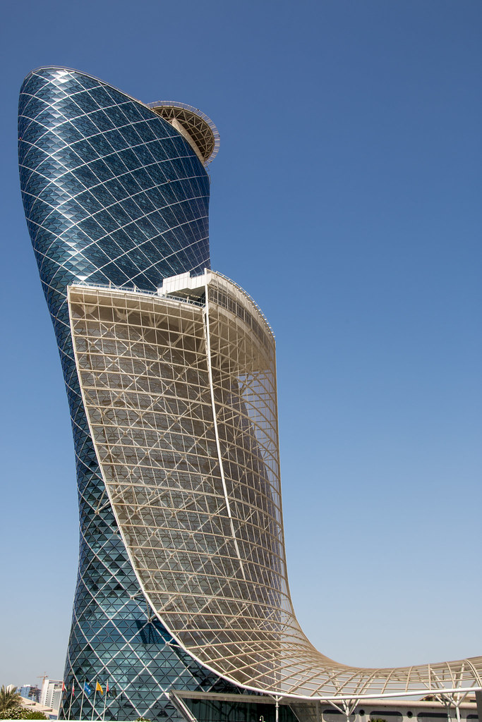 Capital Gate в Абу-Даби