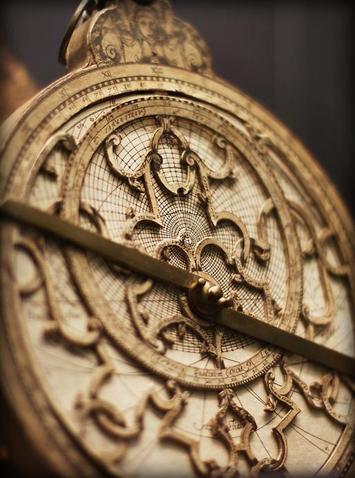 астролябия с подвижной алидадой и градусными делениями