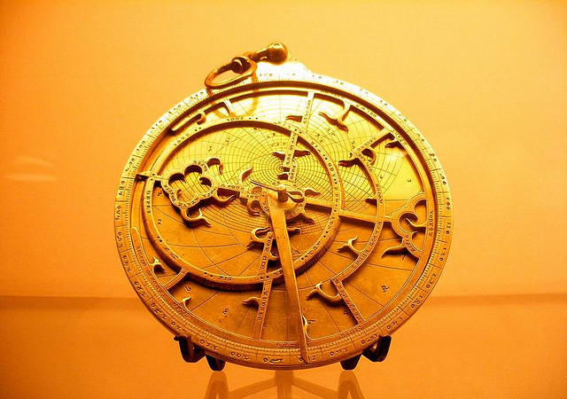 пик популярности астролябии