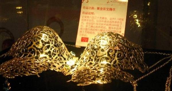 Бюстгальтер из золота и драгоценных материалов