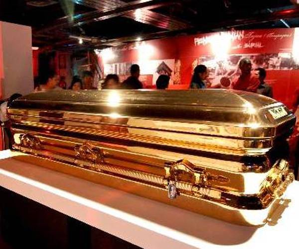 Гроб, выполненный с использованием золота