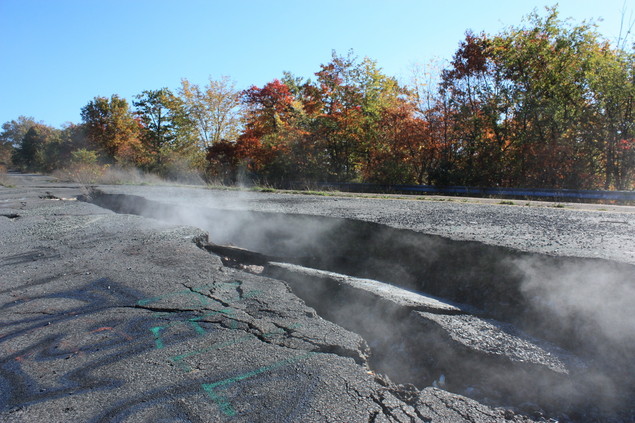 Централия дым, выходящий из трещин в земле в городе Централия