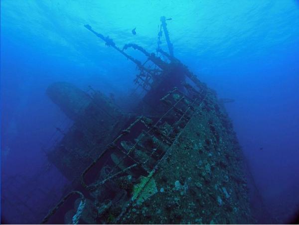 Затонувший корабль на морском дне