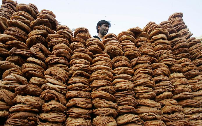 продавец сладостей на уличном рынке перед праздником