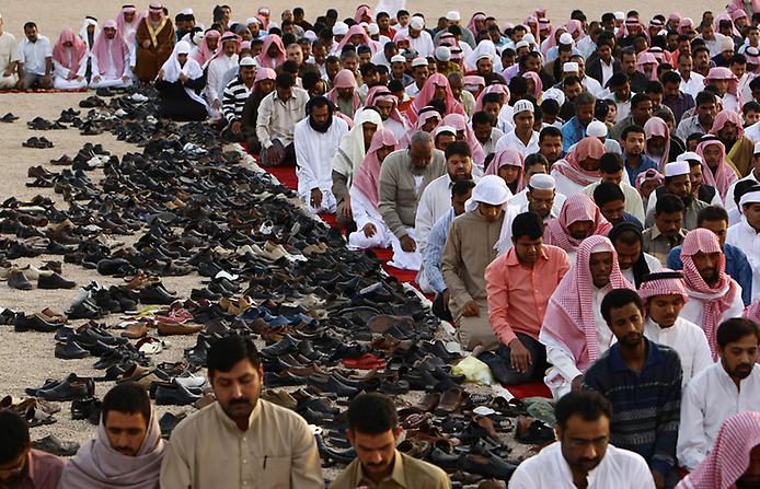 праздничная молитва у мечети в Эр-Рияде