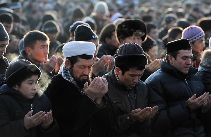 праздничная молитва в Бишкеке в день Курбан-байрама