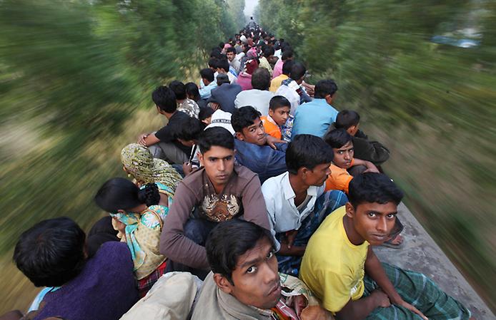 пассажиры едут на крыше поезда в праздничные дни