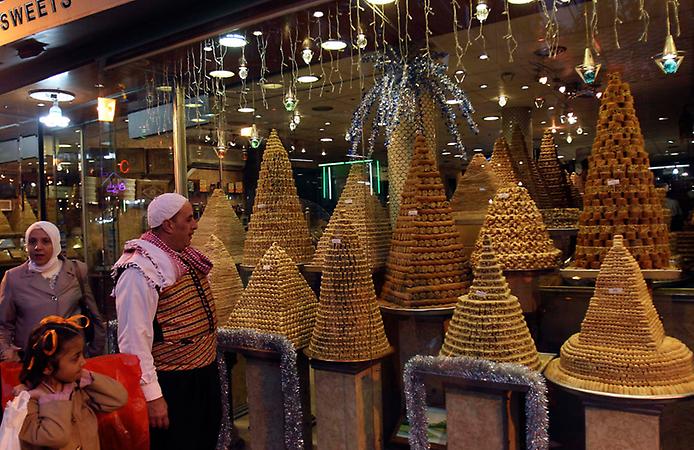 витрина с праздничными сладостями на рынке