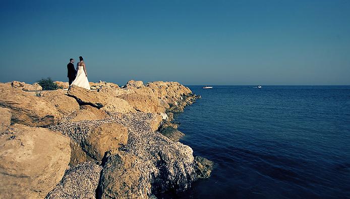 невеста в свадебном платье с длинным шлейфом