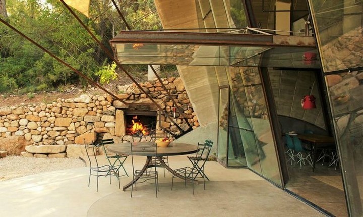 цветы в выбоинах