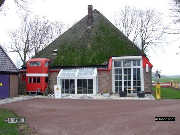 Дом хозяев с автобусом-спальней