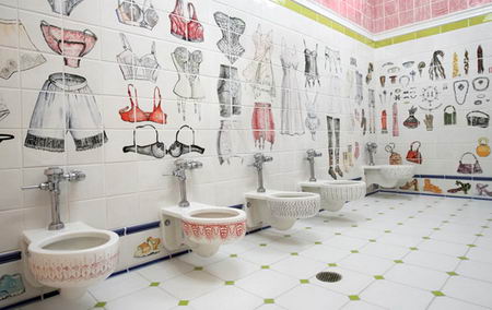 современный женский туалет с необычным декором