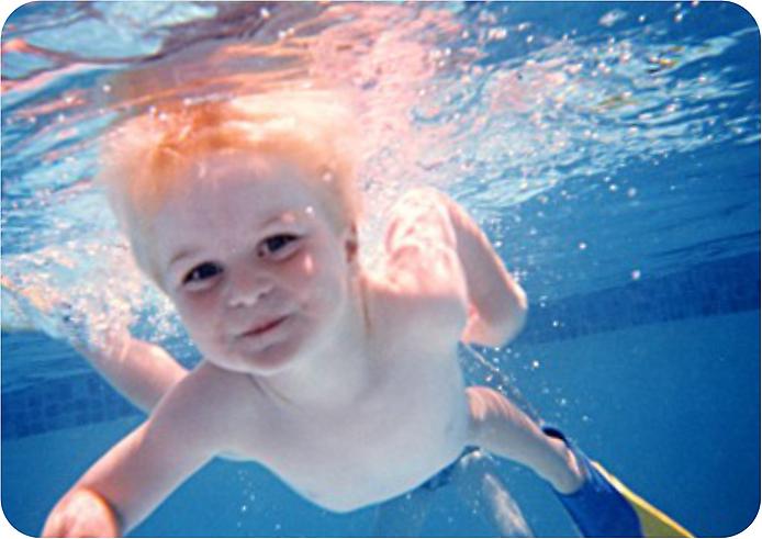 люди у бассейна во время занятий