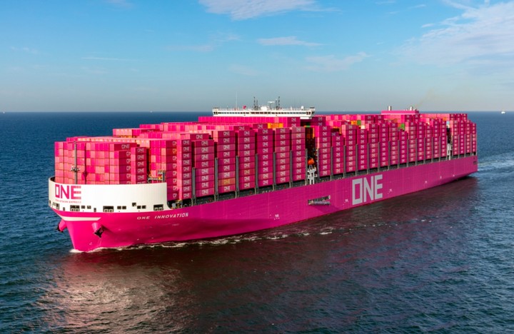 Контейнеровоз ONE I Class с розовым корпусом
