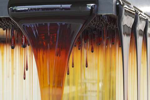 карамельная скульптура из застывшего расплавленного сахара