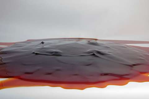 абстрактная инсталляция из застывшей карамели