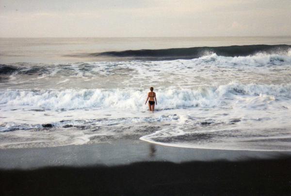 Чёрный вулканический пляж на тихоокеанском побережье Гватемалы