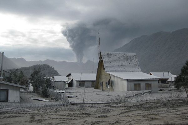 разрушенный вулканом город Чайтен затопленные улицы города Чайтен после извержения вулкана