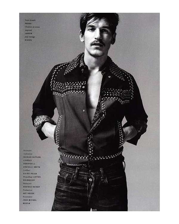 монохромный портрет мужчины в нижнем белье в студийной съемке