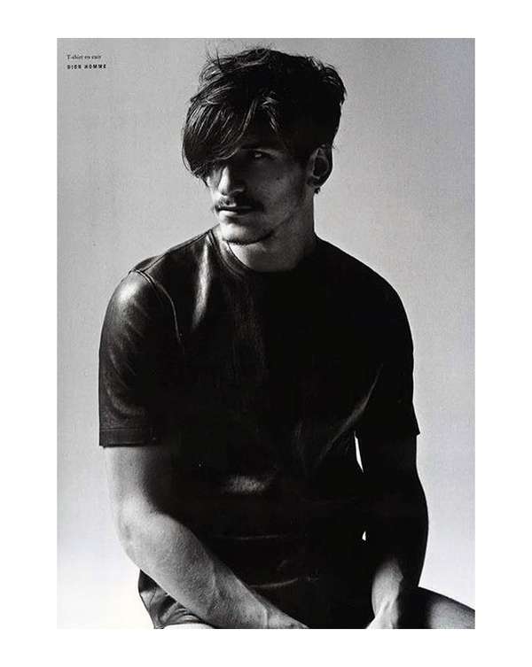 черно-белый студийный портрет мужчины в дизайнерском нижнем белье